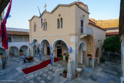 Χρηματικό έπαθλο   300 ευρώ από τον Ιερό Καθεδρικό Ναό Ύδρας στους επιτυχόντες των ΑΕΙ