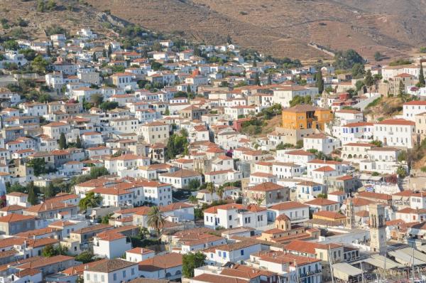Χρώματα και αρώματα της Ύδρας ριγμένα σε μια παλέτα ακανόνιστη για τον καθένα