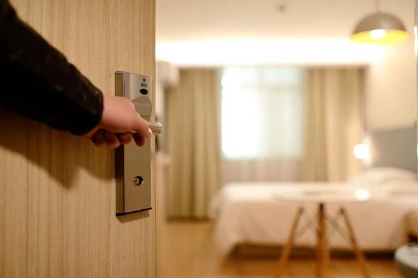 Θεοχάρης για Airbnb: Ήπιοι οι περιορισμοί στην βραχυχρόνια μίσθωση που φέρνει το νομοσχέδιο