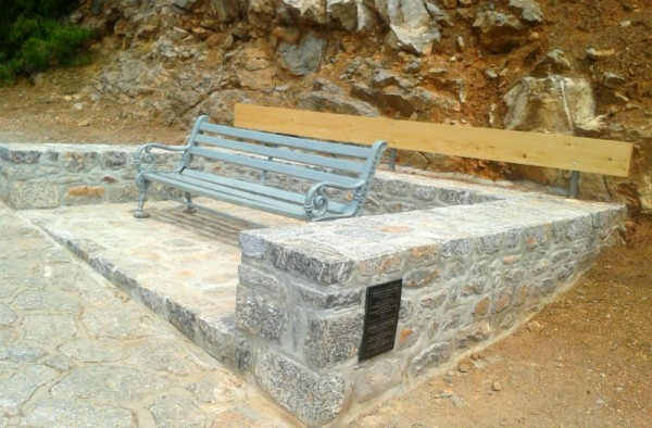 Εδώ παγκάκι, εκεί παγκάκι. Ποιο είναι αλήθεια το παγκάκι του Leonard Cohen;