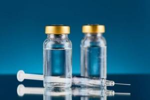 Εμβόλιο AstraZeneca:  80% αποτελεσματικότητα όταν μεσολαβούν τρεις μήνες ανάμεσα στην 1η και την 2η δόση