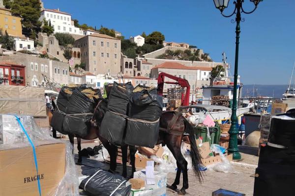 Έφτασαν ξανά  στην Ύδρα τα άχυρα για τη σίτιση των ιπποειδών, μετά από ολιγοήμερη καθυστέρηση