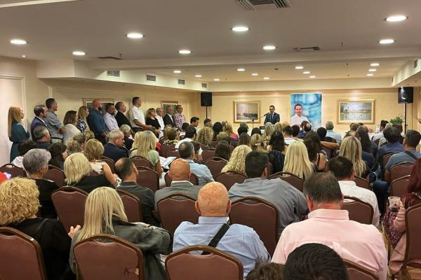 Μεγάλη συγκέντρωση Υδραίων στην προεκλογική ομιλία του Μανώλη Καραμήτσου στον Πειραιά