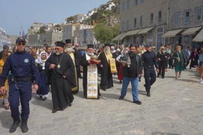 Με κάθε λαμπρότητα επέστρεψε στην Ύδρα η Τιμία Κάρα του Αγίου Νεομάρτυρα Κωνσταντίνου του Υδραίου