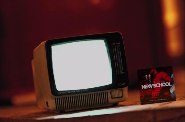 Νew School.  To νέο τραγούδι των Deejay Nic The Band είναι αφιερωμένο στις old school φιλίες