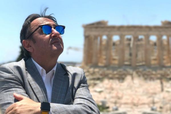 Επιστρέφει στα ερτζιανά με το "Ξυπνήστε" ο Γιάννης Κεχαγιόγλου. Στις 6 Γενάρη βγαίνει στον αέρα!