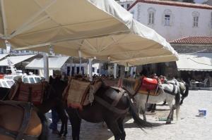 H απάντηση  της Εφορείας Αρχαιοτήτων Πειραιώς και Νήσων για τα υφασμάτινα σκίαστρα