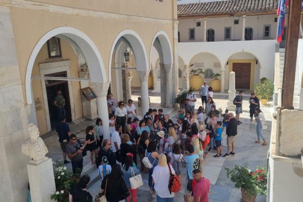 Ο Μητροπολίτης Ύδρας κ. ΕΦΡΑΙΜ συνάντησε τους μαθητές-τριες, τους Γονείς και τους Διδασκάλους του Δημοτικού Σχολείου Πέρδικας Αιγίνης που πραγματοποίησαν εκδρομή στην Ύδρα