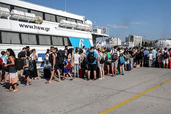 Κορυφώνεται η κίνηση στα λιμάνια λόγω της εξόδου των αδειούχων του Αυγούστου