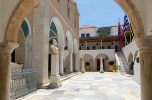 Κυριακή 15 Δεκεμβρίου ο Έρανος Αγάπης του Ε.Φ.Τ του Ιερού Καθεδρικού Ναού Ύδρας