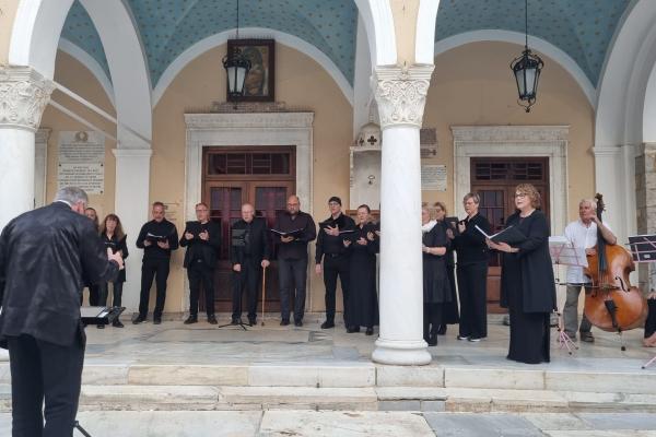 Μουσική συναυλία  με εκκλησιαστικά τραγούδια στο προαύλιο του Καθεδρικού Ναού
