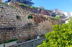 Την προσωρινή στερέωση-αντιστήριξη της μάνδρας του τοίχου Μπέη διακηρύσσει ο Δήμος Ύδρας με συνοπτικό διαγωνισμό