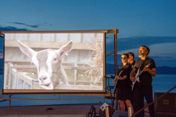 Όταν το βουκολικό γίνεται τέχνη! Ενθουσίασε ο David Shrigley στα εγκαίνια του ΔΕΣΤΕ στα Σφαγεία