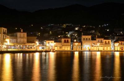 Νυχτερινή γαλήνη στο λιμάνι της Ύδρας