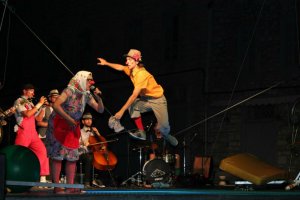 Τσίρκο και κόσμος σε ένα χαρούμενο ξεφάντωμα