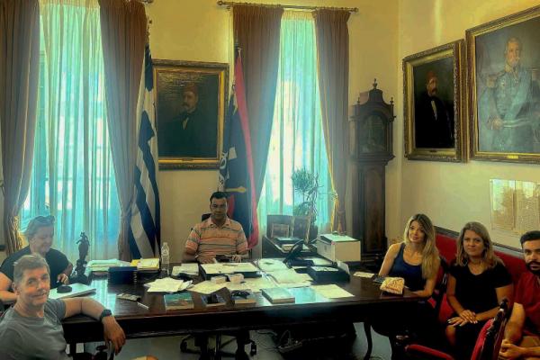 Σύσκεψη στο Δημαρχείο με τον Πρόεδρο του Υδραϊκού Ναυτικού Ομίλου, Θεόδωρο Μουστακαρία