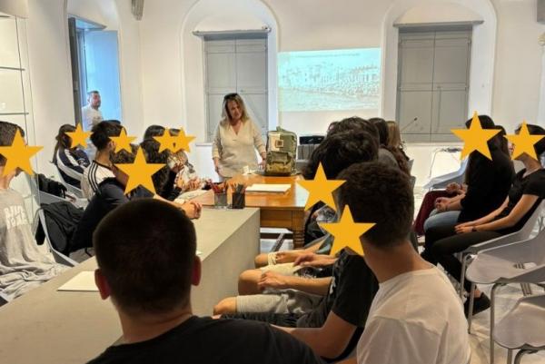 Από τη διδακτική επίσκεψη των μαθητών/τριών του Γυμνασίου στο Ιστορικό Αρχείο - Μουσείο Ύδρας