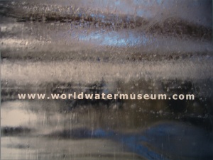 Η εγκατάσταση των δειγμάτων νερού του World Water Museum στην Base Gallery