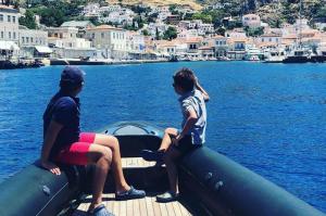 Στην Ύδρα με τους γιους του Γιάννη και Δημήτρη, o Γιώργος Λιάγκας