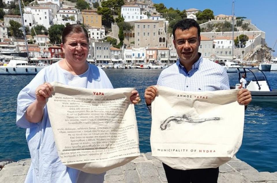 Η πάνινη τσάντα του Δήμου Ύδρας με την υπογραφή της Έλενας Βότση, στηρίζει το Κοινωνικό Παντοπωλείο