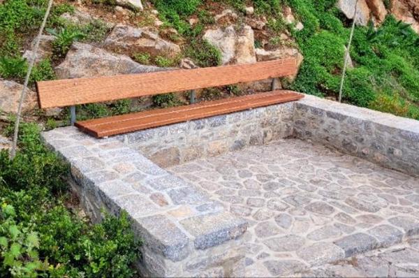 Έφυγαν με ιδιωτική πρωτοβουλία τα γκράφιτι από το παγκάκι του Leonard Cohen