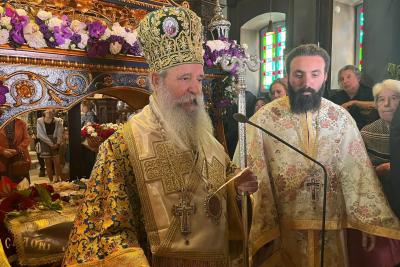 Χοροστατούντος του Μητροπολίτη Ύδρας κ. ΕΦΡΑΙΜ τελέστηκε στον Ιερό Καθεδρικό Ναό η Ακολουθία των Μ. Ωρών και ο Εσπερινός της Αποκαθηλώσεως