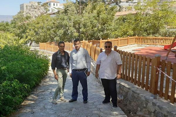 Επιθεώρηση στην παιδική χαρά στο Καμίνι από τον Δήμαρχο και κλιμάκιο των Αντιδημάρχων