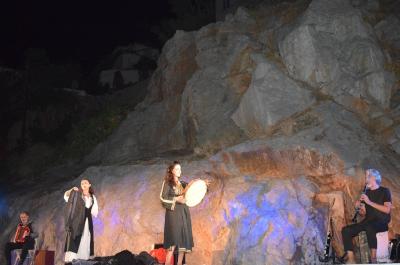 Με εξαιρετική επιτυχία η θεατρική παράσταση «Ελεύθεροι Πολιορκημένοι» στην ταράτσα του ΙΑΜΥ