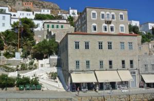 Διαμαρτυρία σπουδαστών  της Α.Ε.Ν Ύδρας για τη μετάθεση του Διοικητή Ε. Δανόπουλου