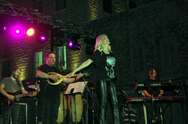 Η Νατάσα Θεοδωρίδου ταξίδεψε τον κόσμο σε μουσικά μονοπάτια με την υπέροχη λαϊκή της φωνή