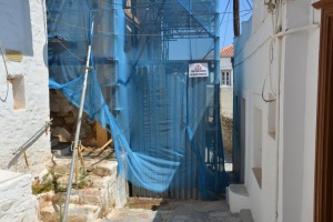 Επικίνδυνο οίκημα χωρίζει το νησί στα δύο!