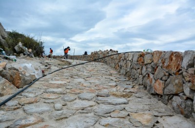 Σε εξέλιξη το έργο λιθόστρωσης του δρόμου Καμίνι-Βλυχός