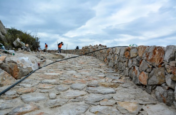 Σε εξέλιξη το έργο λιθόστρωσης του δρόμου Καμίνι-Βλυχός