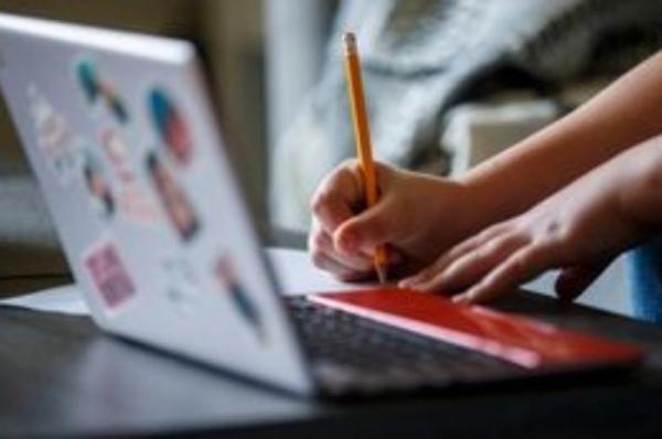 Τα παιδιά  και οι έφηβοι που χρησιμοποιούν κινητά τηλέφωνα, τάμπλετ και άλλες συσκευές, κοιμούνται λιγότερο