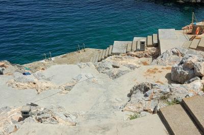 Πάμε για μπάνιο; Νέες μεταλλικές σκάλες στην Σπηλιά και μικροί κάδοι απορριμμάτων