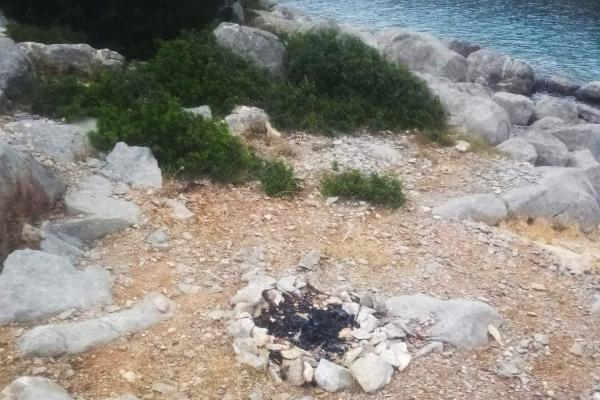 Ανεξέλεγκτη δραστηριότητα  στον Δοκό | Επισκέπτες κατασκεύασαν εστίες και εκτόξευσαν πυροτεχνήματα