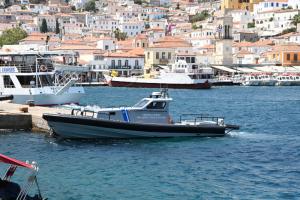 Καπνοί σε ιστιοφόρο με έξι αλλοδαπούς στο Μανδράκι -  Άμεση επέμβαση του Λιμεναρχείου