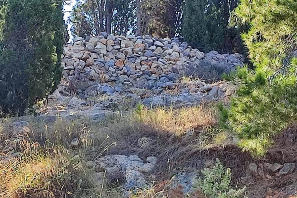 Σωρός   από στοιβαγμένες πέτρες λίγο πιο πάνω από το παγκάκι του Λέοναρντ Κοέν εγείρει ανησυχίες