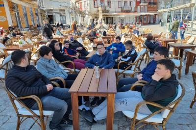 Kέρασμα και φιλική συζήτηση για την συντροφιά των νέων Γυμνασίου και Λυκείου της Ύδρας