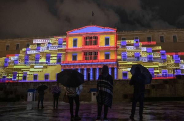 Η Αθήνα  με φαντασμαγορική τρισδιάστατη γιορτινή διάθεση