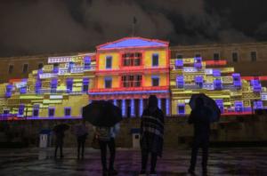 Η Αθήνα  με φαντασμαγορική τρισδιάστατη γιορτινή διάθεση