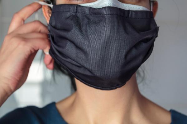 Μια υφασμάτινη  πάνω από τη χειρουργική μάσκα αυξάνει έως το 80% την προστασία από τα σωματίδια του κορωνοϊού