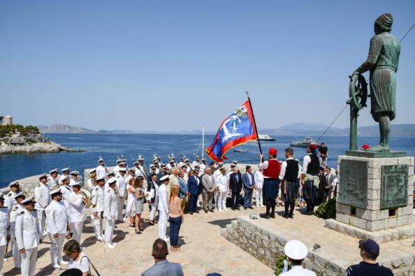 Με επισημότητα γιορτάστηκαν τα Μιαούλεια με επιμνημόσυνη δέηση και καταθέσεις στεφάνων