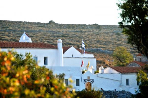 Παρά τις δυσμενείς καιρικές συνθήκες ο Μητροπολίτης ΕΦΡΑΙΜ έφτασε "διά ξηράς" στο Μοναστήρι της Παναγίας της Ζούρβας