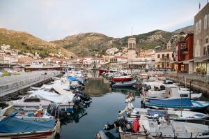 Guardian :  Η Ελλάδα θέλει να κεφαλαιοποιήσει την πετυχημένη διαχείριση της πανδημίας