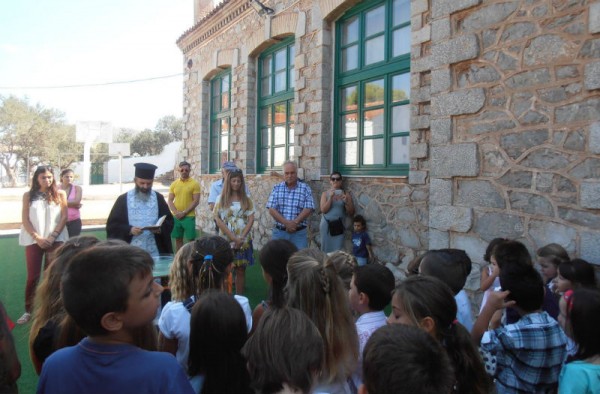 Αγιασμός στα σχολεία της Ύδρας. Πρώτο κουδούνι και στο Β' Δημοτικό και το Β' Νηπιαγωγείο