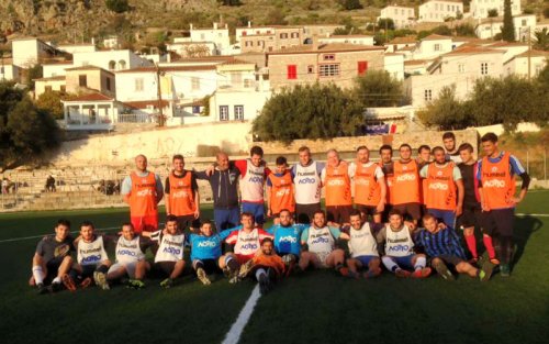 Με πολλά γκολ το εορταστικό φιλικό παλαίμαχων και νέων στο γήπεδο της Ύδρας