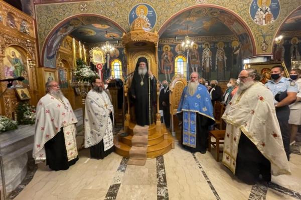 Ο Μητροπολίτης ΕΦΡΑΙΜ προεξήρχε του Μ. Εσπερινού στην εορτάζουσα ενορία των Αγ. Κων/νου και Ελένης Πόρου