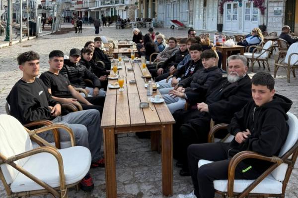 Νεανική συντροφιά  της Ύδρας σε ουσιαστική συνάντηση και συζήτηση με τον π. Ακίνδυνο Δαρδανό