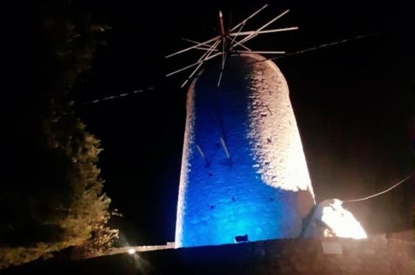 Με τα χρώματα της σημαίας της Ουκρανίας φωτίστηκε ο "Μύλος της Λόρεν" από τον Δήμο Ύδρας